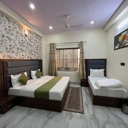 Hotel Snow White Budget Family Rooms - In House Parking - 5G Wifi- Gyser Facility Tajganj Exterior photo