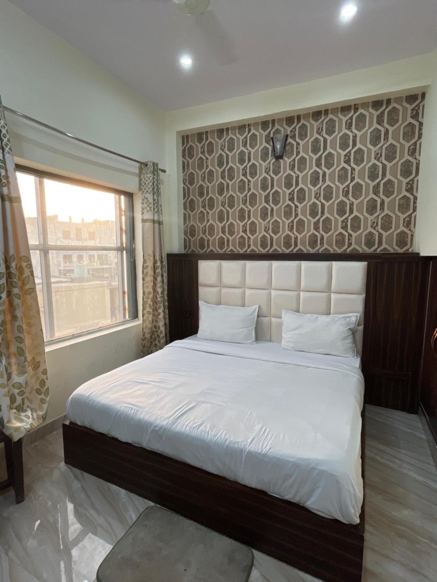Hotel Snow White Budget Family Rooms - In House Parking - 5G Wifi- Gyser Facility Tajganj Exterior photo