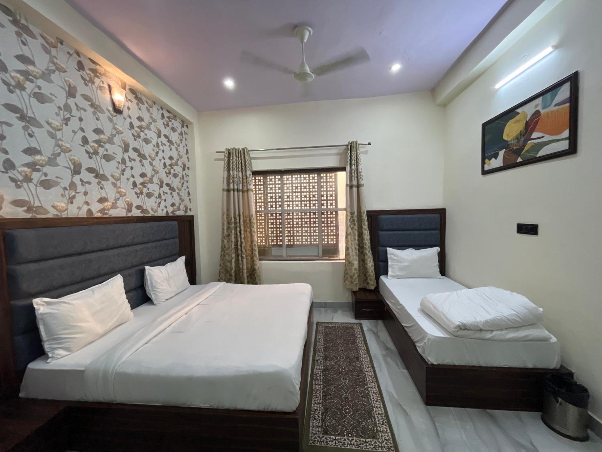 Hotel Snow White Budget Family Rooms - In House Parking - 5G Wifi- Gyser Facility Tajganj Exterior photo