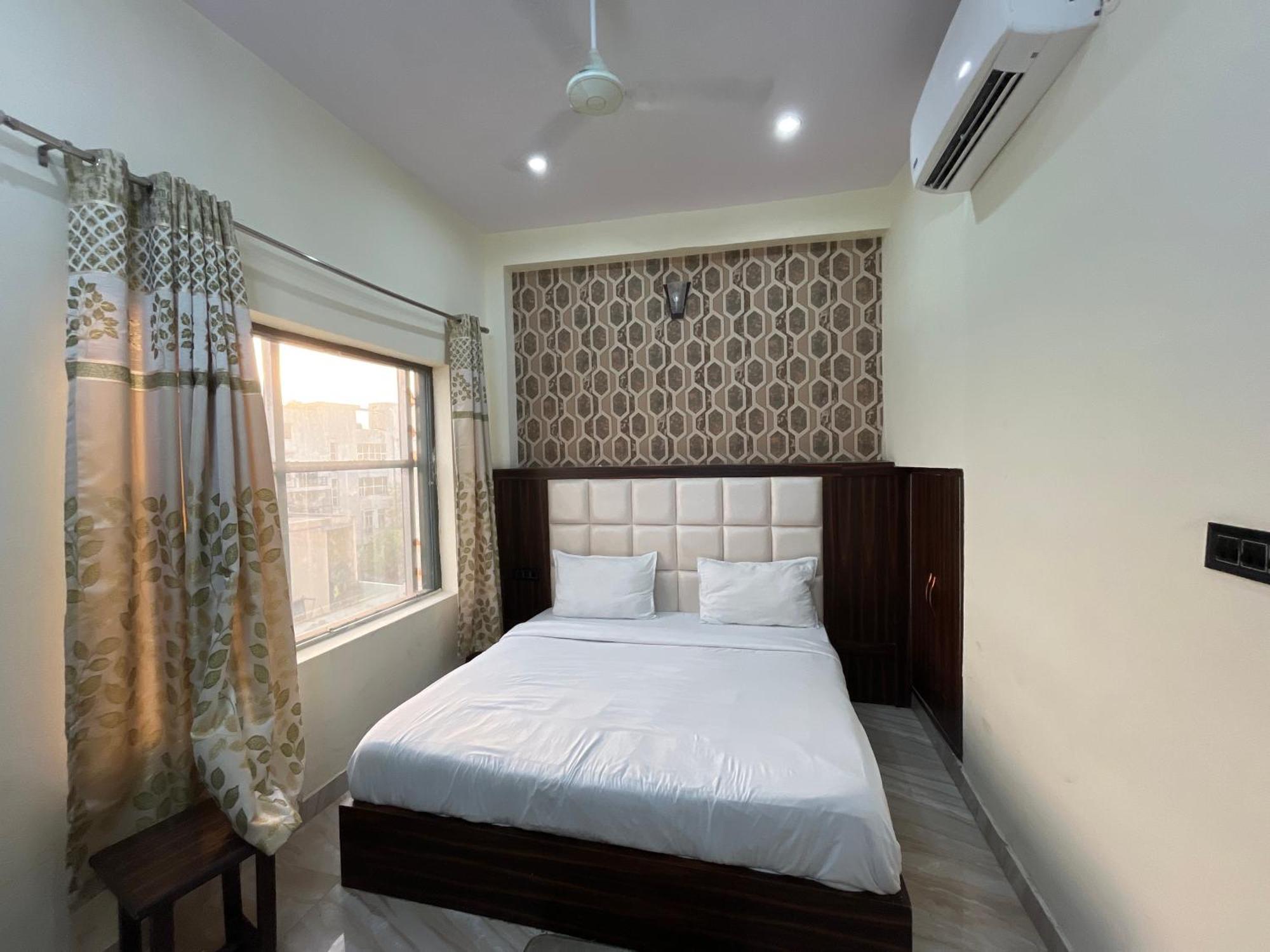 Hotel Snow White Budget Family Rooms - In House Parking - 5G Wifi- Gyser Facility Tajganj Exterior photo
