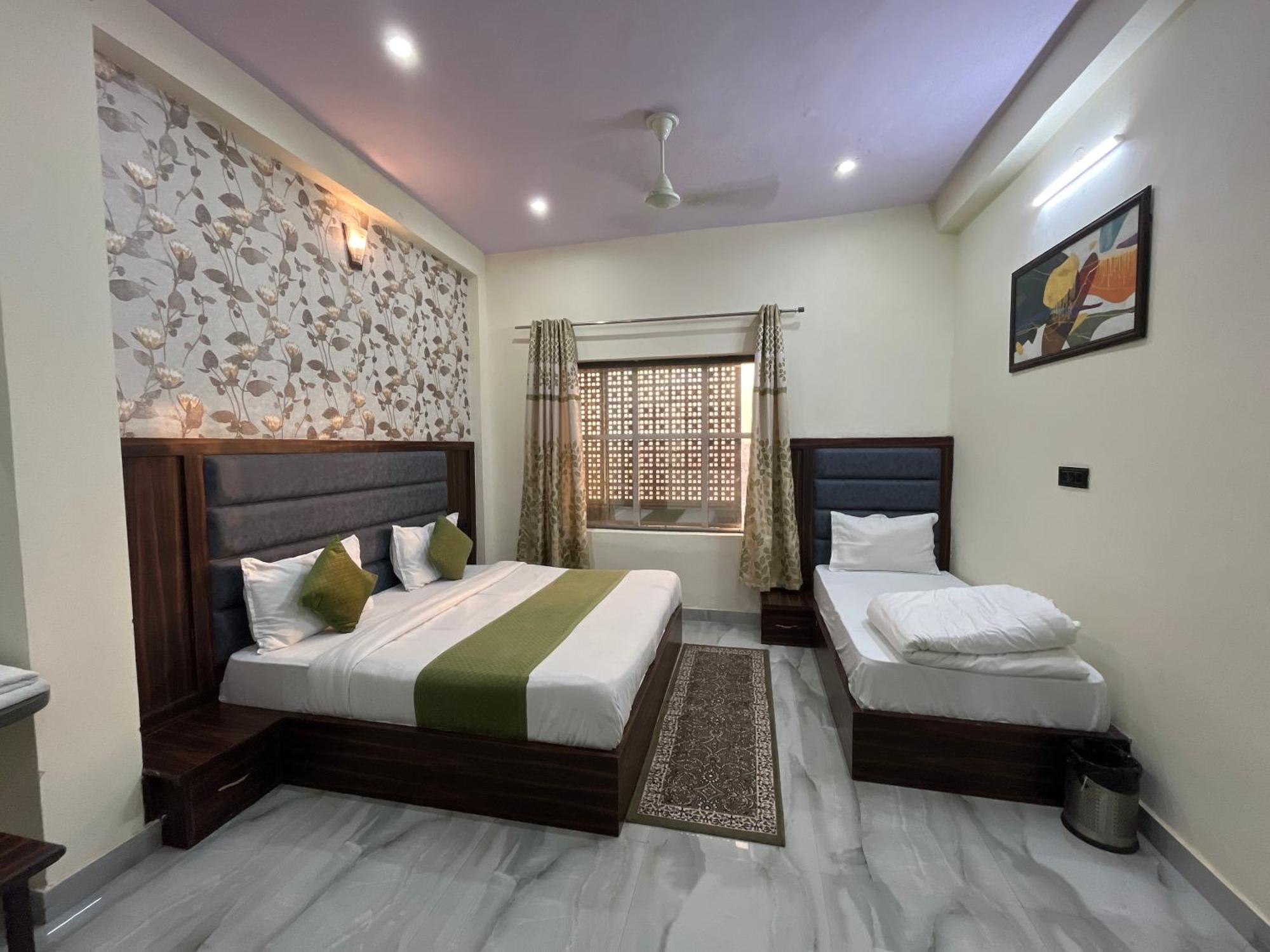 Hotel Snow White Budget Family Rooms - In House Parking - 5G Wifi- Gyser Facility Tajganj Exterior photo